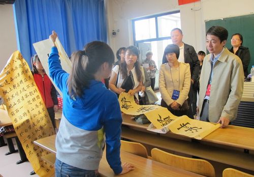 知名校友李洪智副教授来校举行学术讲座-牡丹