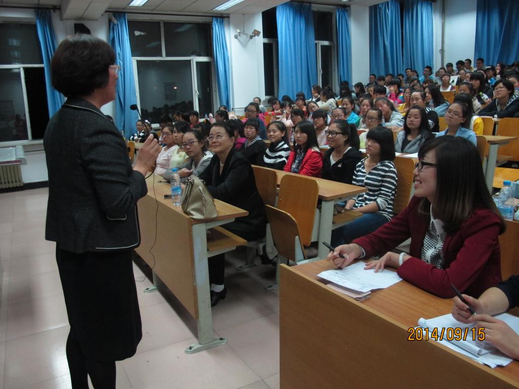 理学院举办大学生文明礼仪教育专题讲座图片