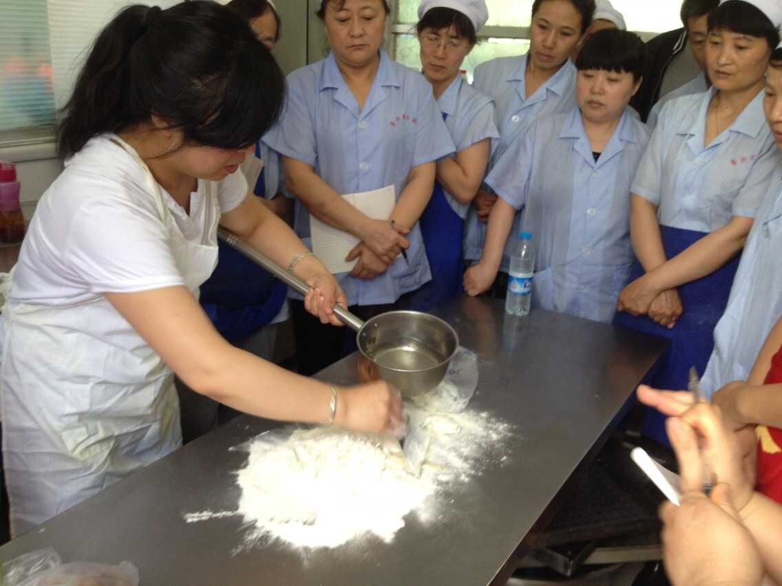 后勤管理与服务处组织食堂餐饮人员技能培训活